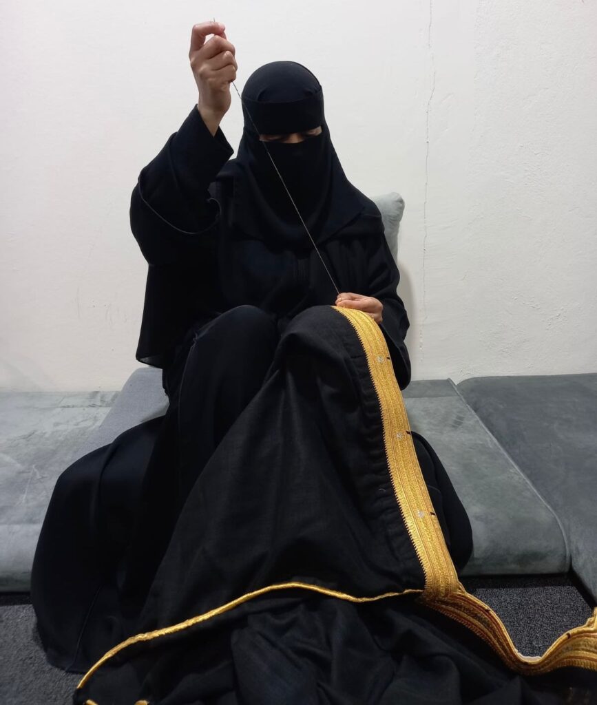 “المويل” مصدر إلهام وتدريب للمرأة على خياطة البشت الحساوي