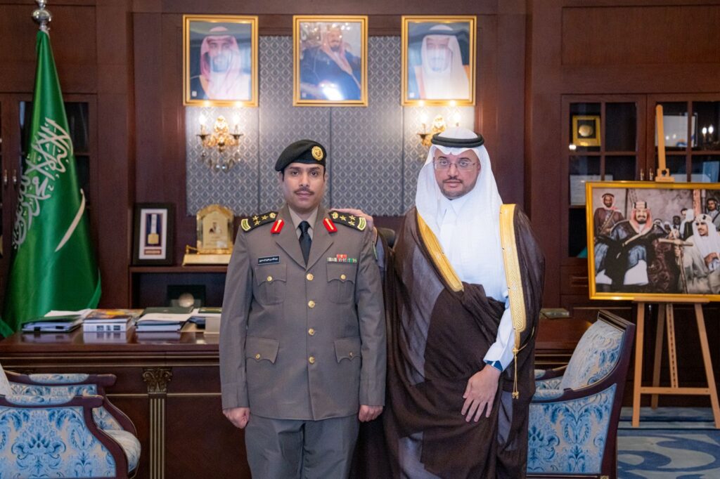 سمو محافظ الأحساء يُقلّد مدير إدارة مكافحة المخدرات بالمحافظة رتبته الجديدة