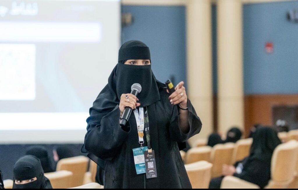 المعلمة زكية سهل اللحياني تفوز بجائزة خليفة التربوية في “المعلم المبدع”