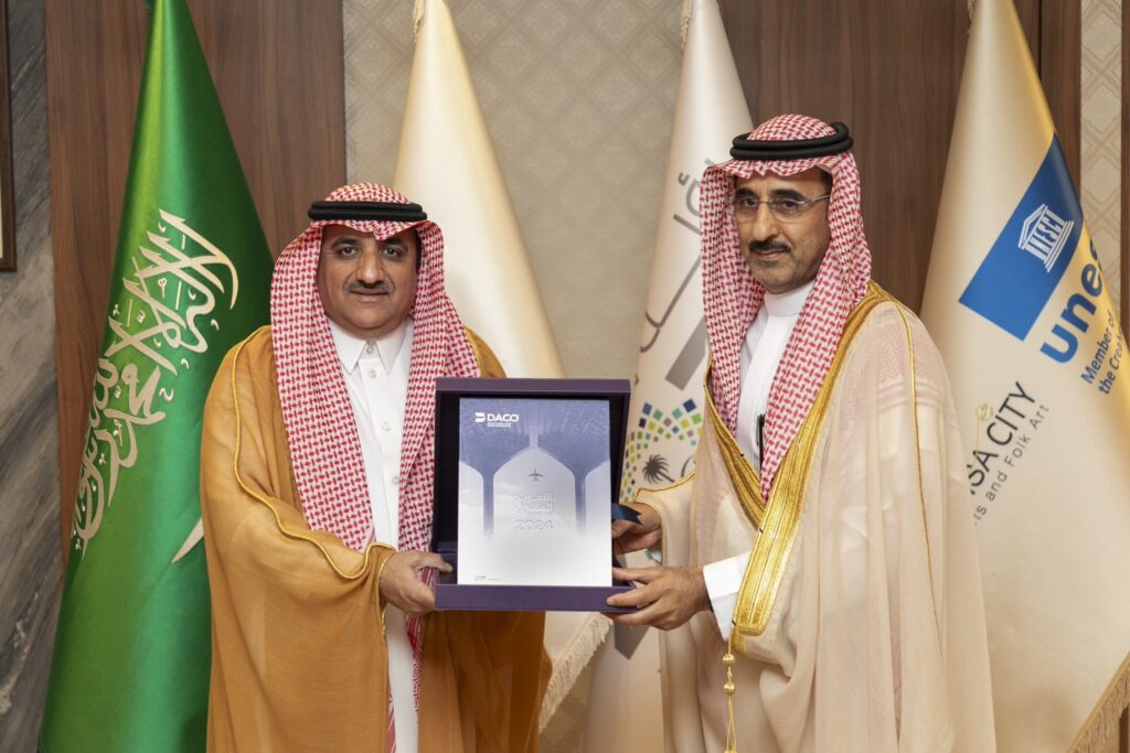 أمين الأحساء يتسلّم التقرير السنوي لمطارات الدمام ويطّلع على إنجازات مطار الأحساء الدولي