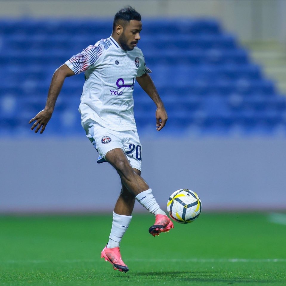 أبو عبد لاعبا لنادي الأخدود