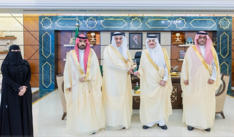 أمير الشرقية يتسلّم جائزة الملك عبدالعزيز للجودة من أمانة المنطقة