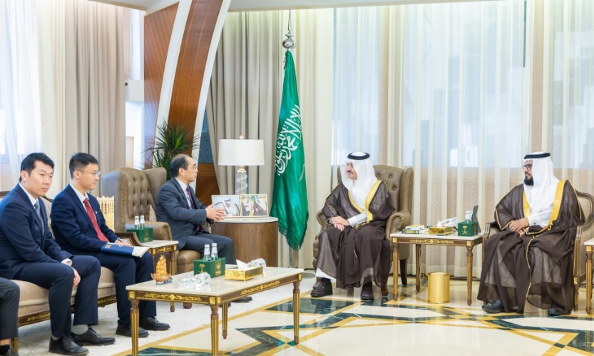 أمير الشرقية يطّلع على مشاريع مجموعة الطاقة الدولية الصينية