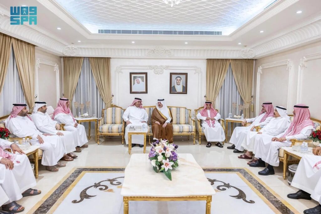 أمير المنطقة الشرقية يعزّي الشيخ عبدالرحمن الدوسري في وفاة شقيقه