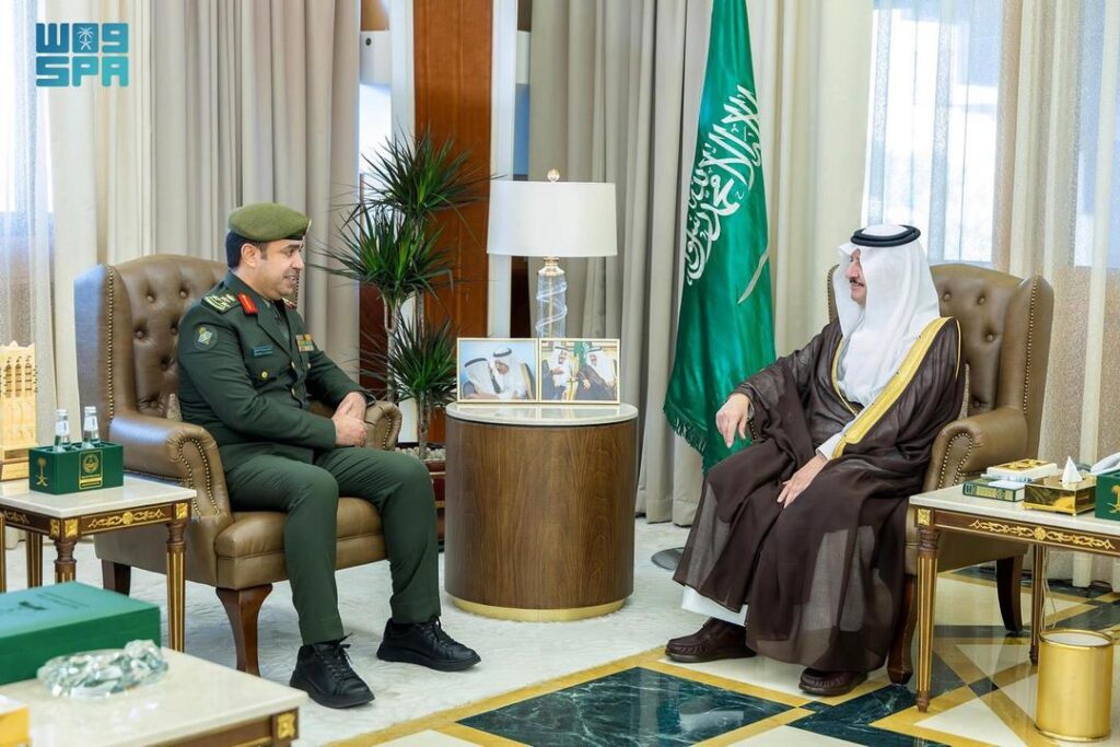 أمير الشرقية يستقبل مدير جوازات المنطقة ويشيد بتطور الخدمات الرقمية