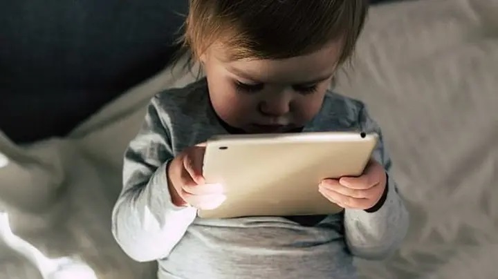 احذر من الشاشات.. خطر صامت يهدد قلوب الأطفال والمراهقين منذ سن العاشرة