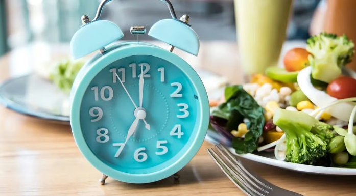 استشاري أورام يثير الجدل: السعرات الحرارية خرافة.. والصيام المتقطع هو الحل