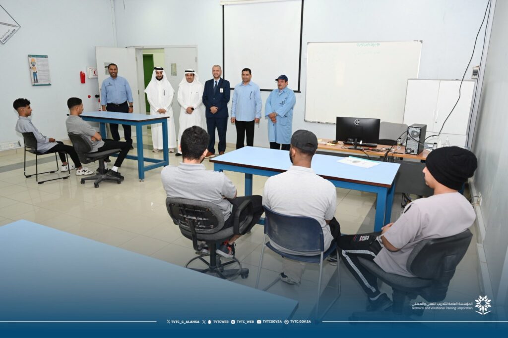 عميد الكلية التقنية بالأحساء يتفقد الأقسام التدريبية مع انطلاق الفصل الأول 1447ه