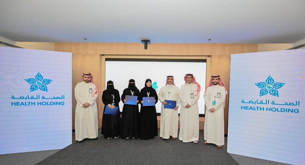 الرئيس التنفيذي لشركة الصحة القابضة يكرّم فريق تجمع الأحساء الصحي