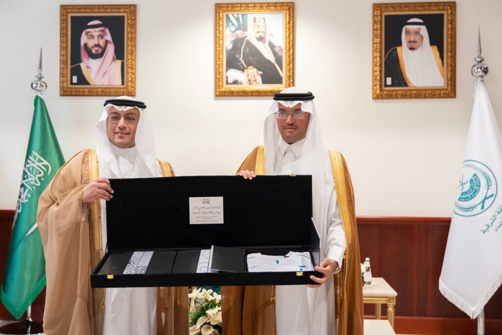 محافظ الأحساء يطّلع على أطقم الفتح الجديدة المستوحاة من عمارة واحات الأحساء