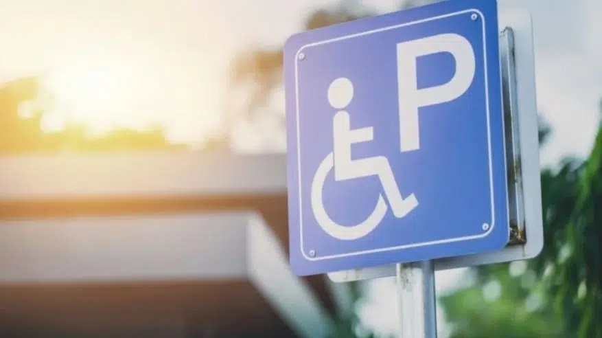 ضبط 2234 مركبة مخالفة متوقفة في أماكن ذوي الإعاقة