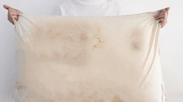 متخصص في أمراض الجهاز الهضمي يحذر: تخلص فورًا من هذه الأشياء فهي سامة بغرفة نومك