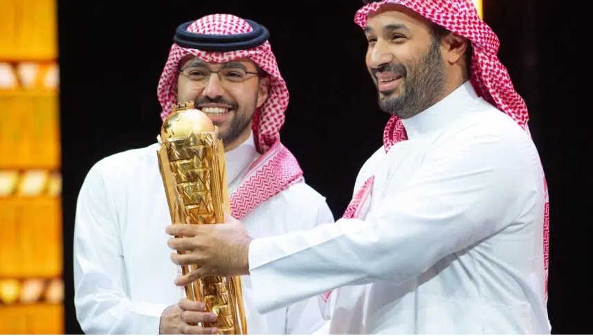 ولي العهد يتوج فريق فالكونز بلقب كأس العالم للرياضات الإلكترونية