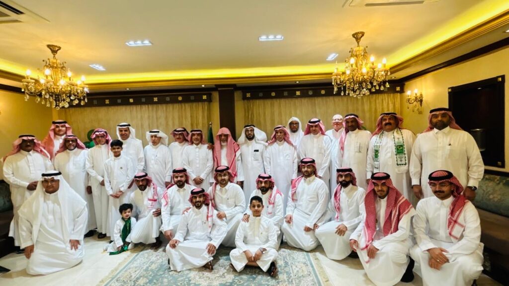 بالصور.. أسرة المخايطة بالأحساء تحتفي باليوم الوطني 95