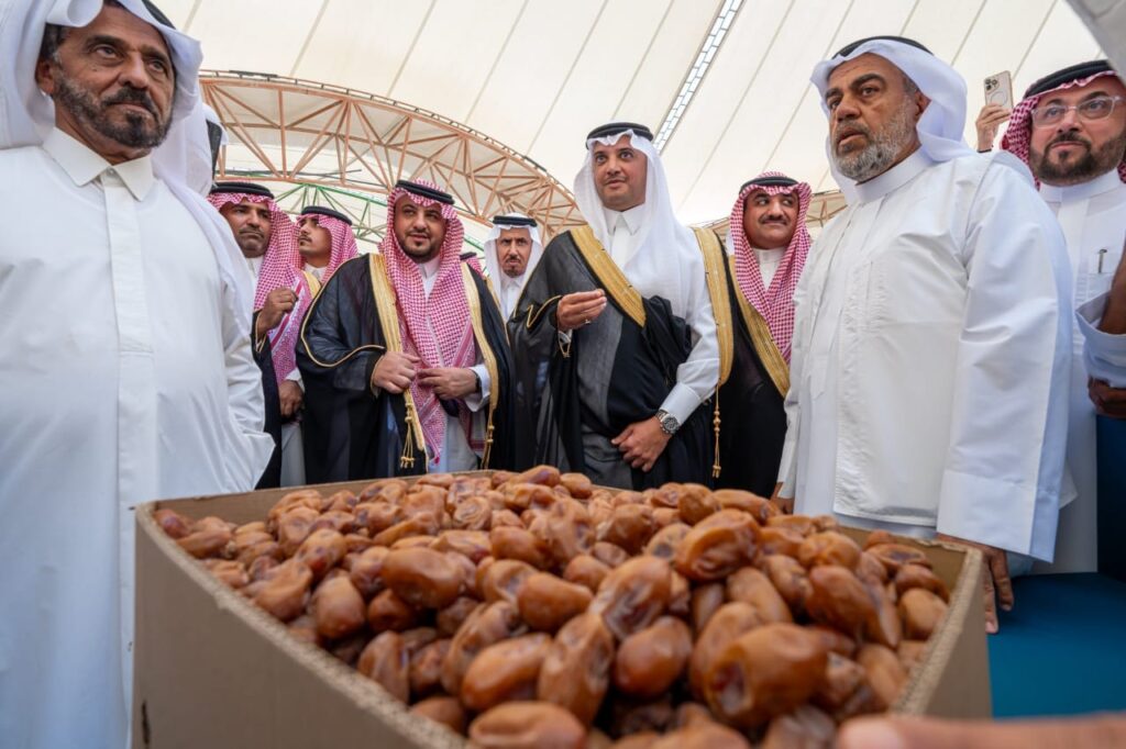 بالصور.. محافظ الأحساء يزور مزاد موسم صرام التمور 2025 ويطلع على آليات تنظيمه
