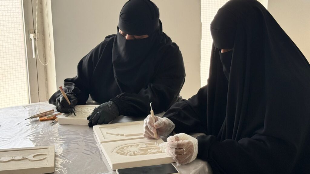 اختتام المرحلة الإنتاجية الثانية لمعامل تجسيد الحرفية بمعهد فتاتي وانتقال متدربات إلى مسار الإبداع