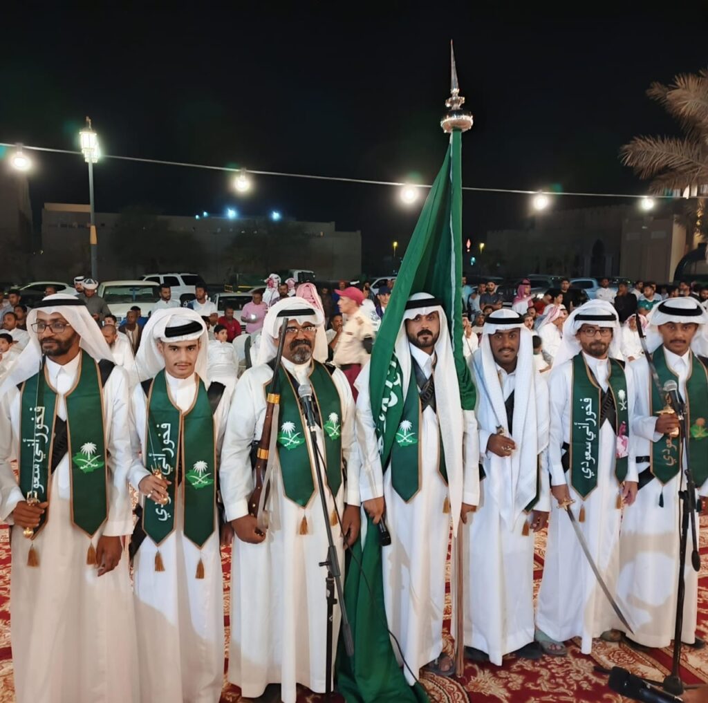 بالصور.. أهالي مدينة العيون يحتفلون بالعرضة السعودية في اليوم الوطني الـ95