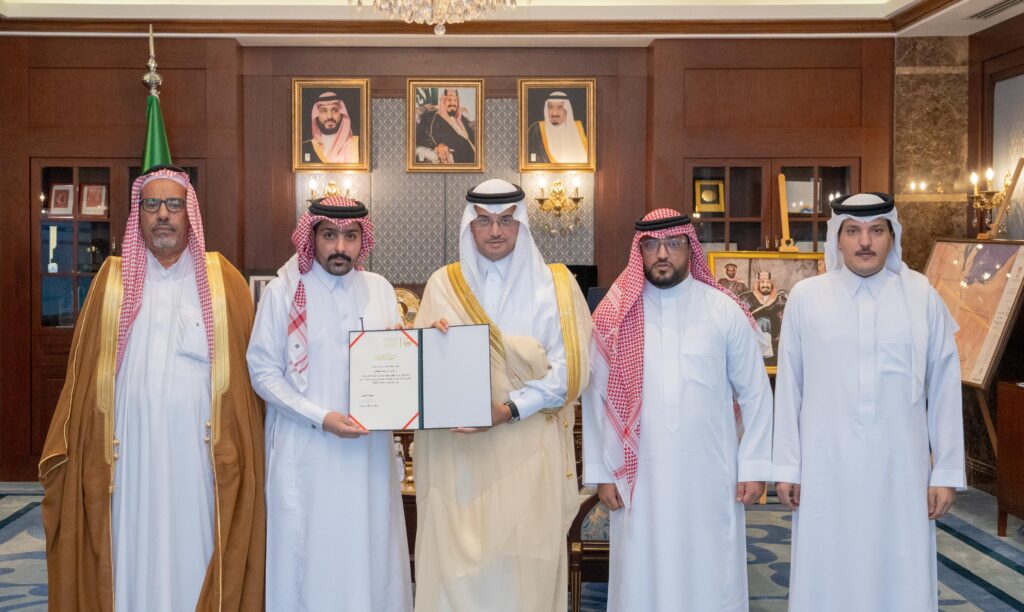 محافظ الأحساء يكرّم مواطنًا تبرع بإحدى كليتيه لأخيه