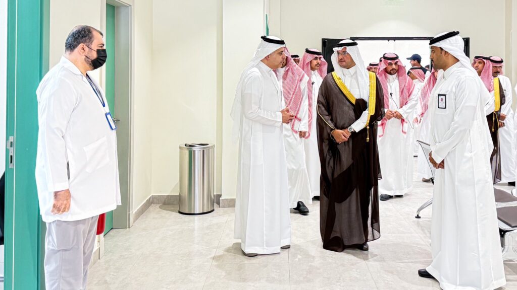 محافظ الأحساء يزور مستشفى الصحة النفسية ويكرّم منسوبيه تقديرًا لجهودهم