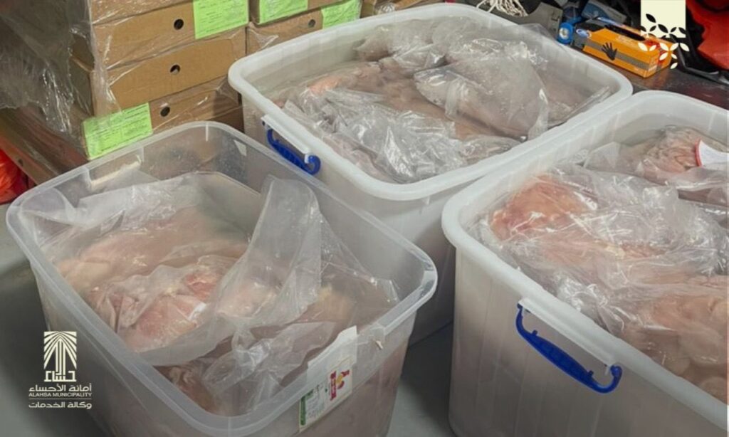 في الأحساء.. ضبط 300 كجم دواجن مجمّدة أعيد تغليفها بملصقات مزيّفة