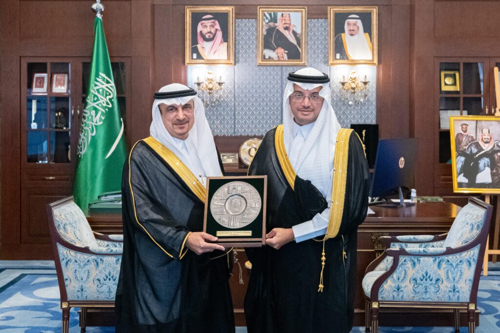 سمو محافظ الأحساء يُكرّم الدكتور سعد الملحم لجهوده الإنسانية ضمن مركز الملك سلمان للإغاثة