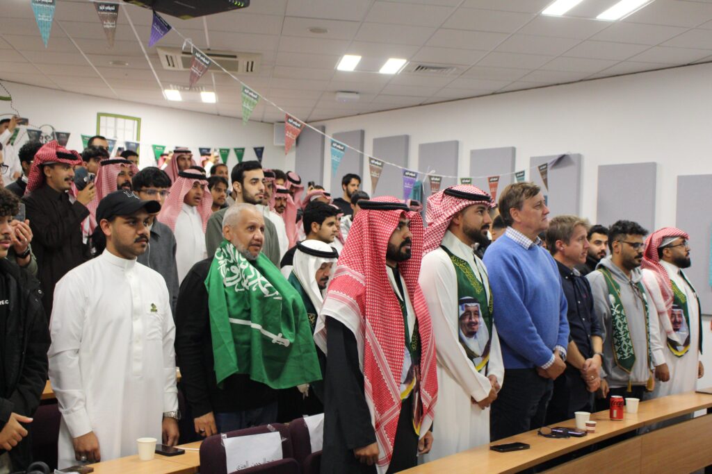 النادي السعودي في بورنموث البريطانية يحتفي باليوم الوطني الـ95