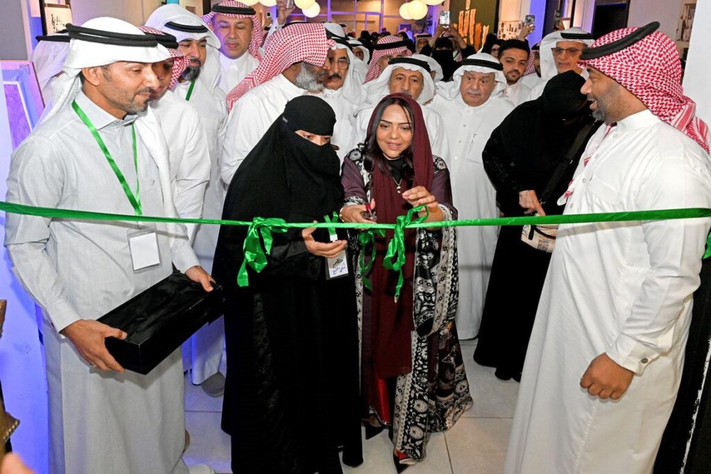 افتتاح معرض «وجود» الفني بالأحساء بمشاركة أكثر من 80 فنانًا تشكيليًا