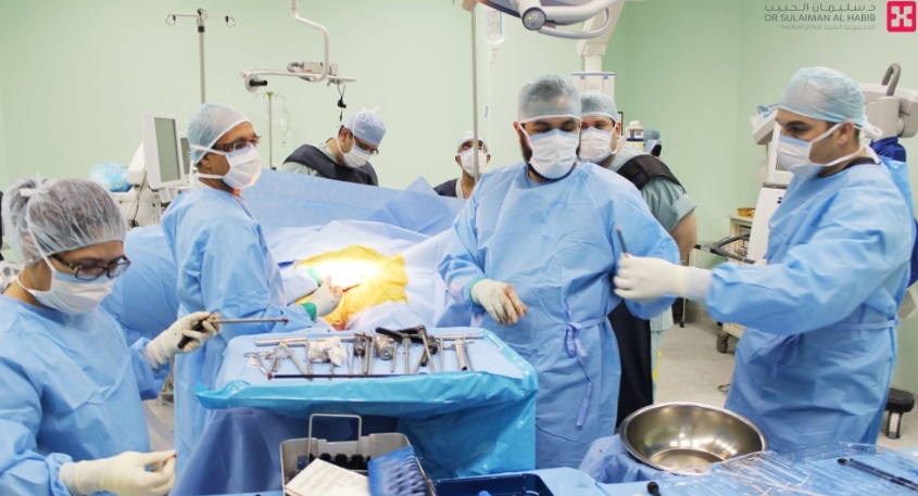 الأمل يعود.. إعادة بناء جدار البطن لشاب بالخبر تعرض لحادث وخاض 5 عمليات ترميم سابقة