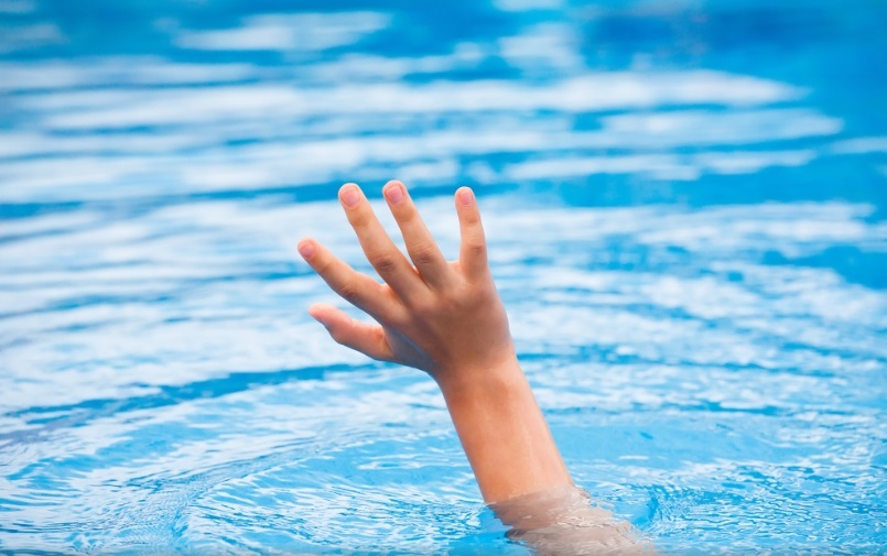 في الخبر.. إنقاذ امرأة من الغرق في أثناء السباحة