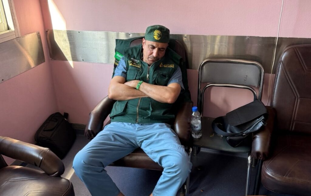 طبيب سعودي من الأحساء يواصل العطاء في سوريا.. النوم يغلبه بعد 14 عملية جراحية للأطفال