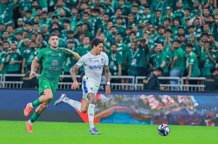 هل استحق لاعب الأهلي الطرد أمام الهلال؟.. خبير تحكيمي يكشف