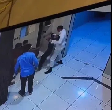 شاهد بالفيديو.. شاب سعودي ينقذ طفلًا ابتلغ قطعة بلاستيك وتسببت في إصابته باختناق