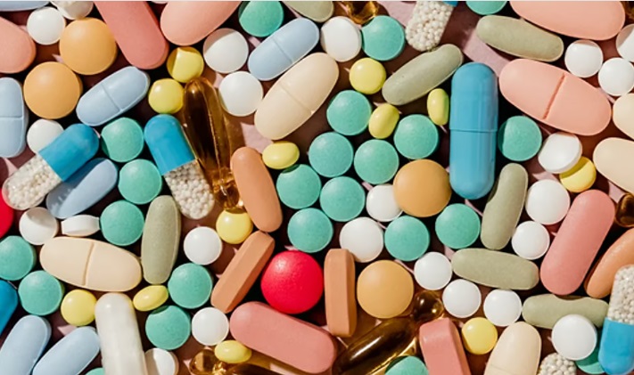 طبيب يحذر: الإفراط في تناولها هذه المكملات الغذائية قد يسمّم دماغك