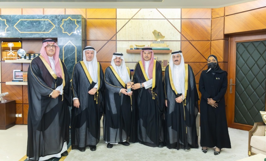 أمير الشرقية يستقبل المشرف على مستشفى قوى الأمن بالدمام.. ويشيد بما يُقدم من خدمات للمرضى