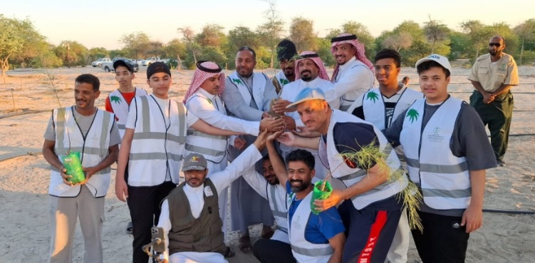 100 volunteers participate in an initiative to increase green spaces in Al-Ahsa | Al-Waha News, a newspaper that monitors the pulse of Al-Ahsa moment by moment