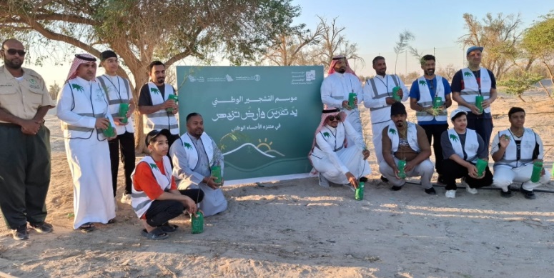 100 volunteers participate in an initiative to increase green spaces in Al-Ahsa | Al-Waha News, a newspaper that monitors the pulse of Al-Ahsa moment by moment