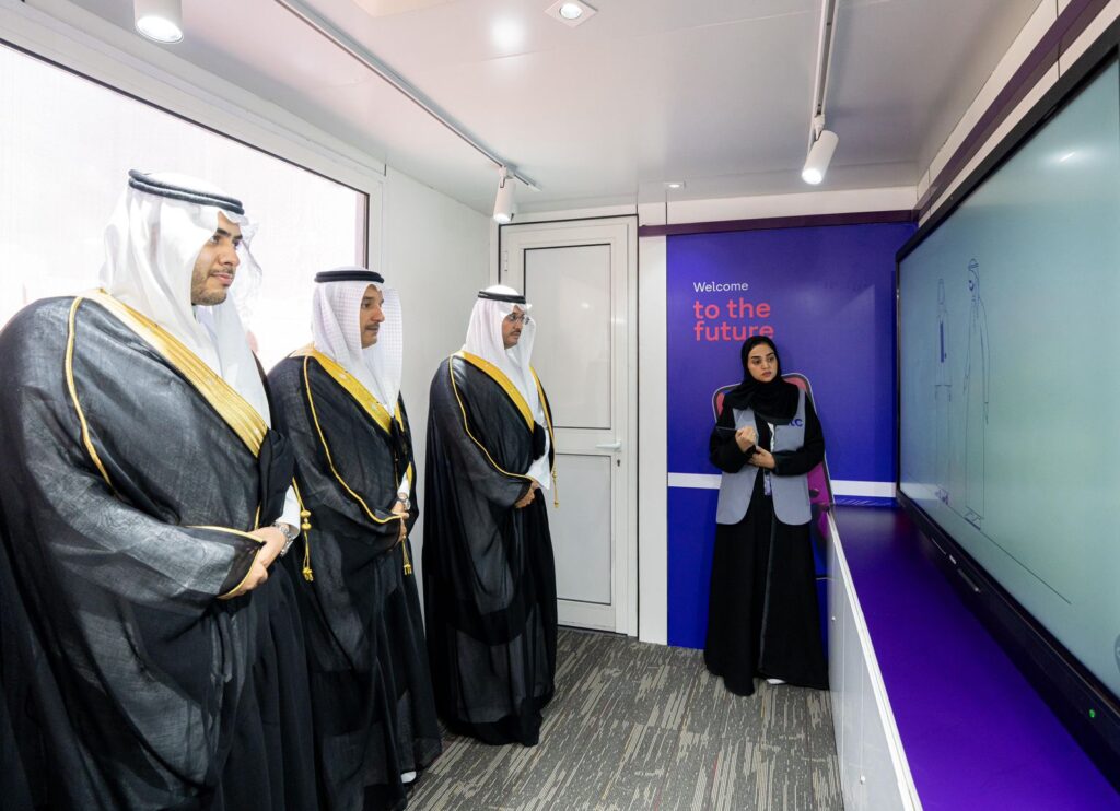 محافظ الأحساء يدشّن الحافلة الذكية المتنقلة لشركة الاتصالات السعودية (stc)