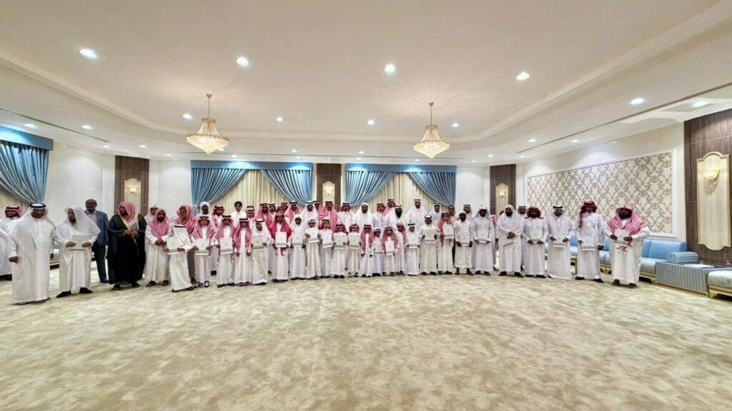 في مجلس الأمير “عبدالعزيز بن محمد”… “قبس” تُكرّم الأئمة والمعلمين والحافظين المتميزين