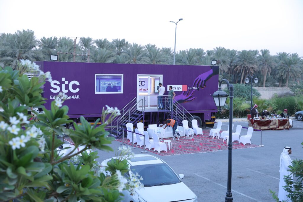 الحافلة الذكية تجوب الأحساء.. مبادرة توعوية من stc لردم «الفجوة الرقمية» وتمكين كبار السن 