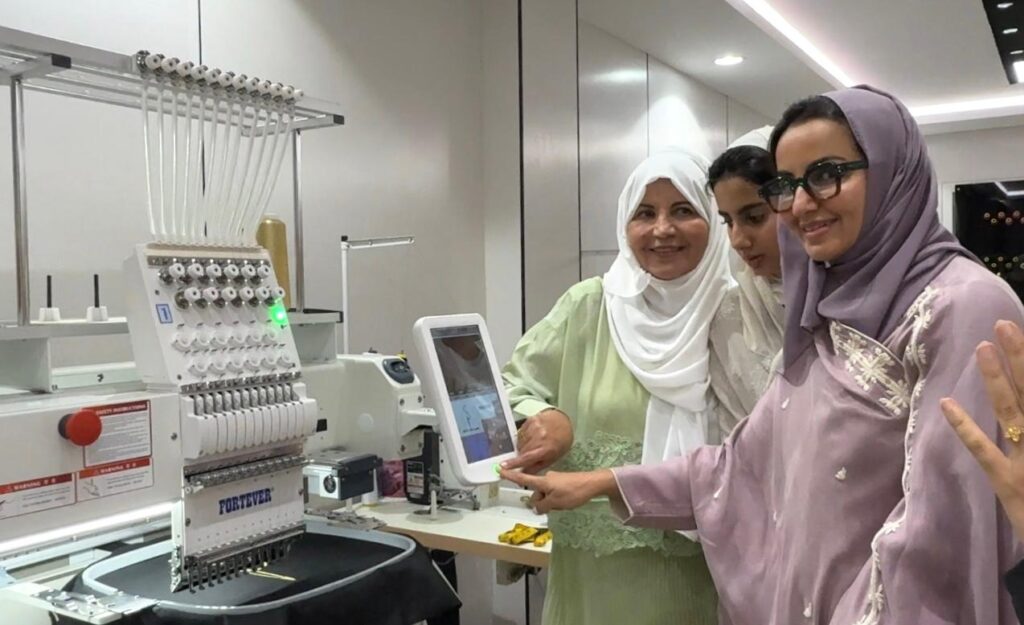 تدشين قاعة “نجلاء العمران” للتفصيل والخياطة في جمعية فتاة الأحساء