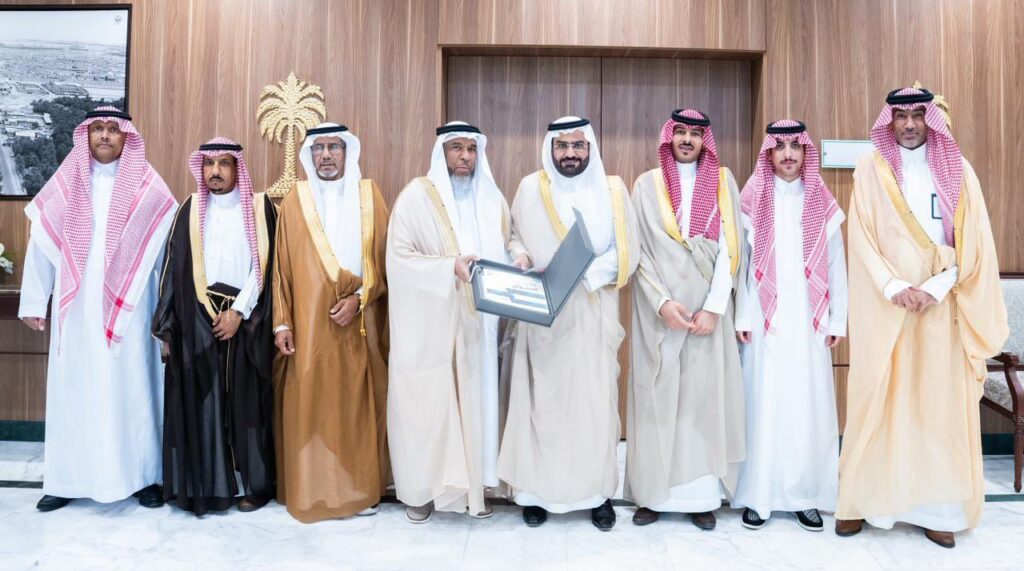 بدعم محافظ الأحساء.. وكيل المحافظة يطلع على منجزات جمعية إنماء ويدشن مبادرة “البيئة النقية”