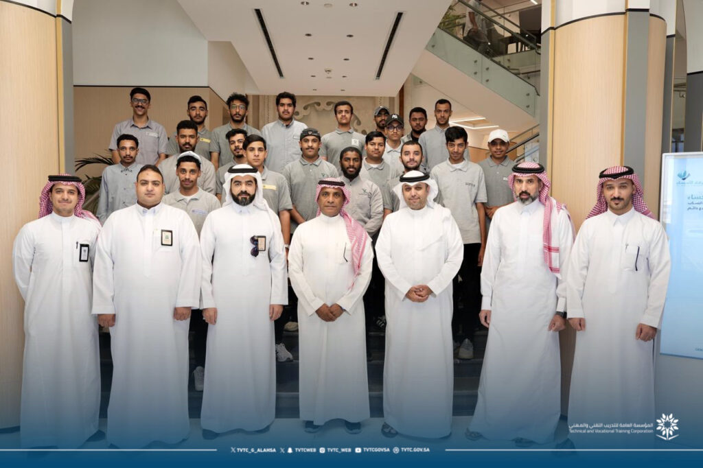 وفد من الكلية التقنية يزور غرفة الأحساء لتعزيز المهارات التطبيقية للمتدربين