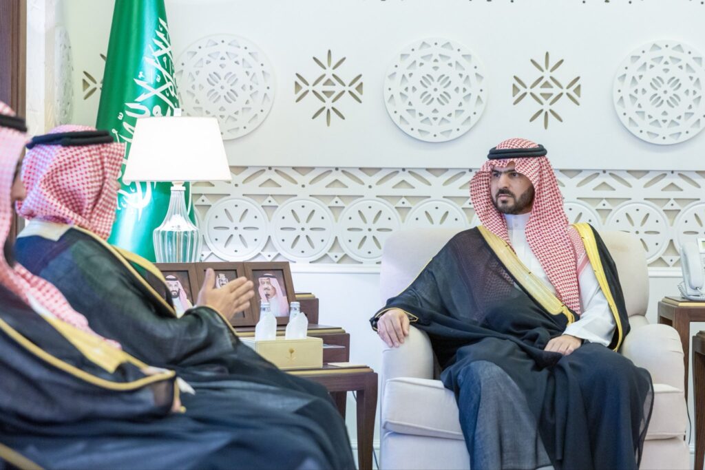 نائب أمير المنطقة الشرقية يستقبل رئيس هيئة الهلال الأحمر السعودي