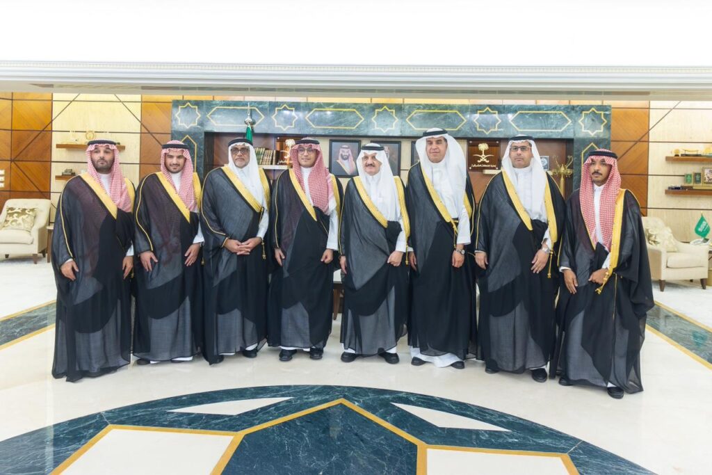 أمير المنطقة الشرقية ونائبه يستقبلان مجلس إدارة نادي الفتح