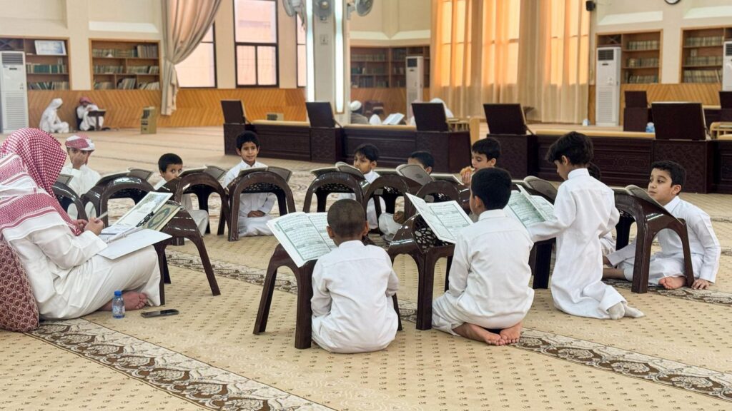  مجمع حلقات زيد بن حارثة بجامع المقهوي يكرم الطلاب المتميزين