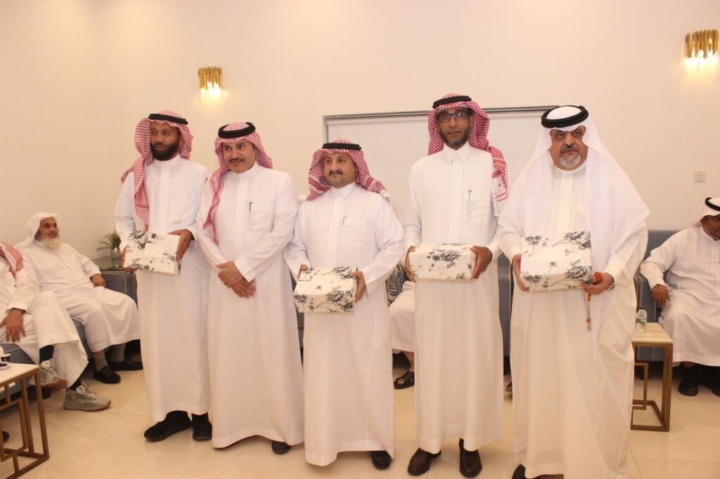 بالصور.. مدرسة ابن مشرف الابتدائية بالهفوف تحتفل بتقاعد أربعة من معلميها