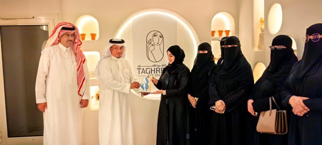 أعضاء نادي الراوي الثقافي يستكشفون الإبداع في زيارة فنية لمساحة «تغريد»