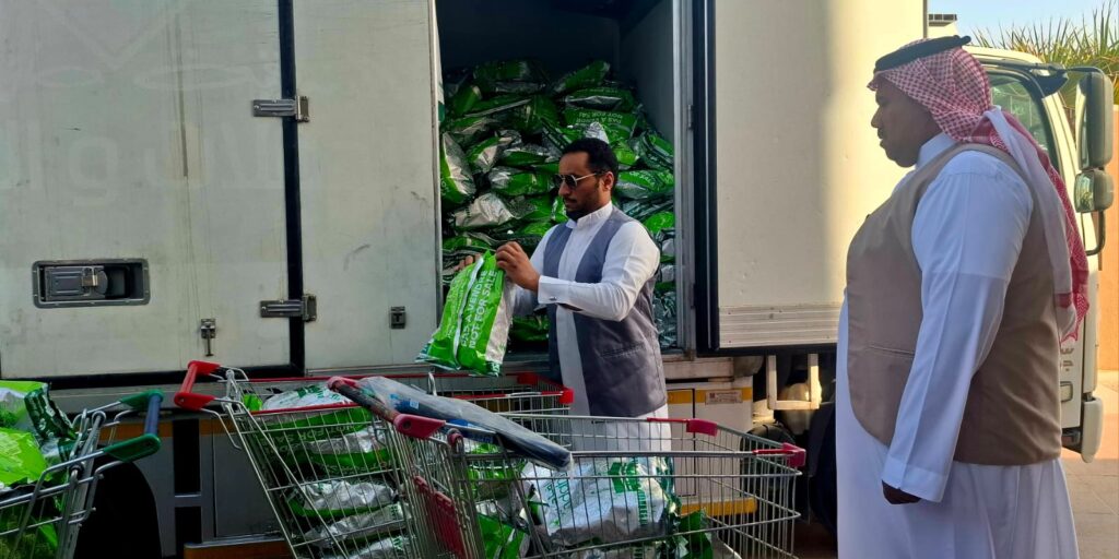 العيون الخيرية توزع أكثر من 5 آلاف كيلو من اللحوم و 4 آلاف كيلو من الأرز على الأسر المستفيدة