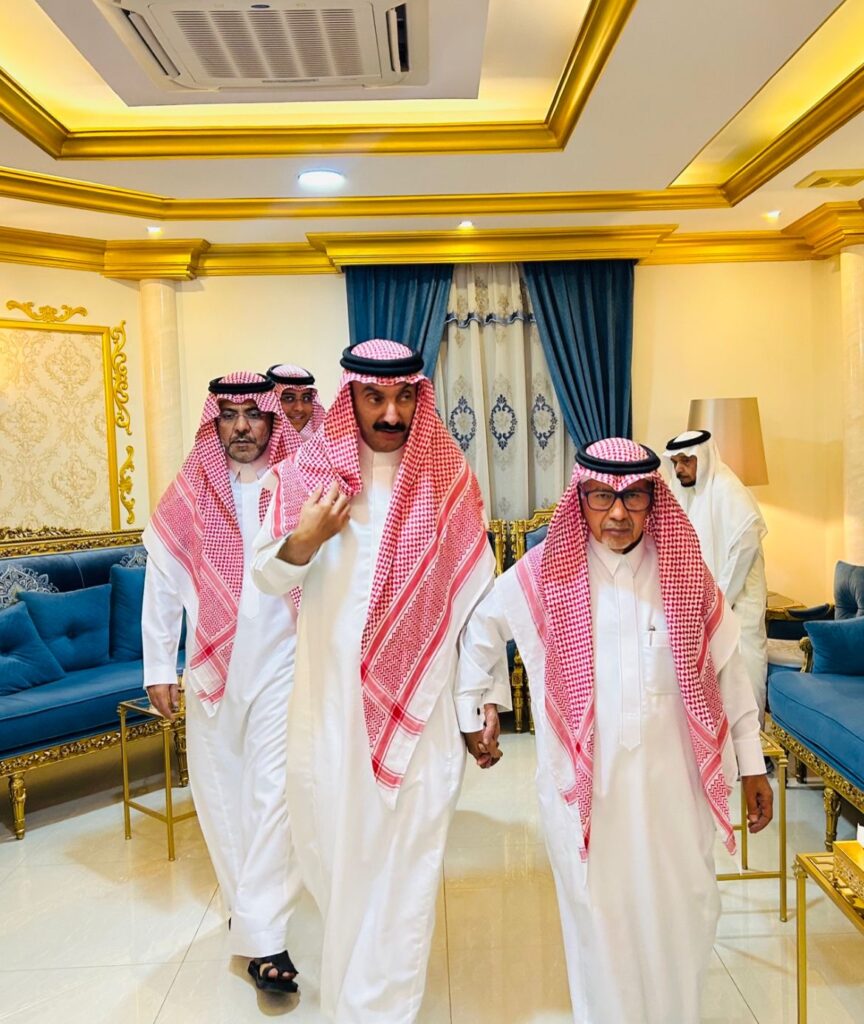 سمو الأمير عبدالعزيز بن جلوي يقدم واجب العزاء لأسرة “العبدالعالي”