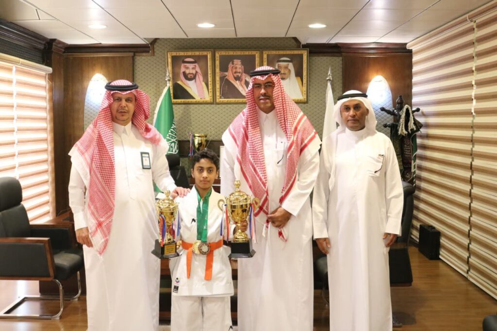 مدير تعليم الأحساء يستقبل الطالب بدر المحسن لفوزه بالمركز الأول في بطولة النخبة للبراعم